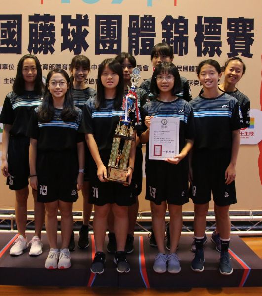 士林國中國女雙人賽奪冠，後排左二為二宮奈緒。大會提供