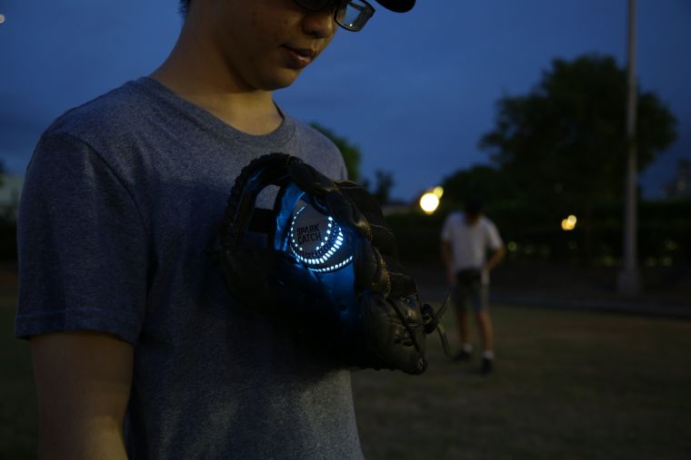 夜光棒球抗震效果具多國專利，能承受140 KM發球機撞擊。