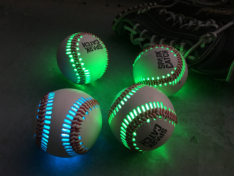 夜光棒球球體透著如微型投影機光源。