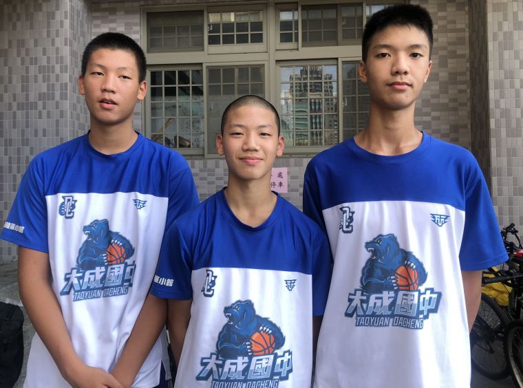 大成男籃開胡，徐鏡傑（左）、張育綸（右）、後衛陳哲勳（中）的連線是關鍵。大會提供
