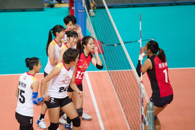 女子對抗賽場上逗趣互動。中華民國排球協會提供