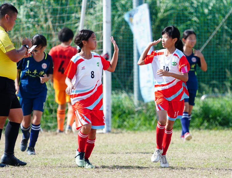 東芳王宇欣(右)一人就佔了全隊6成的進球。全國足協提供