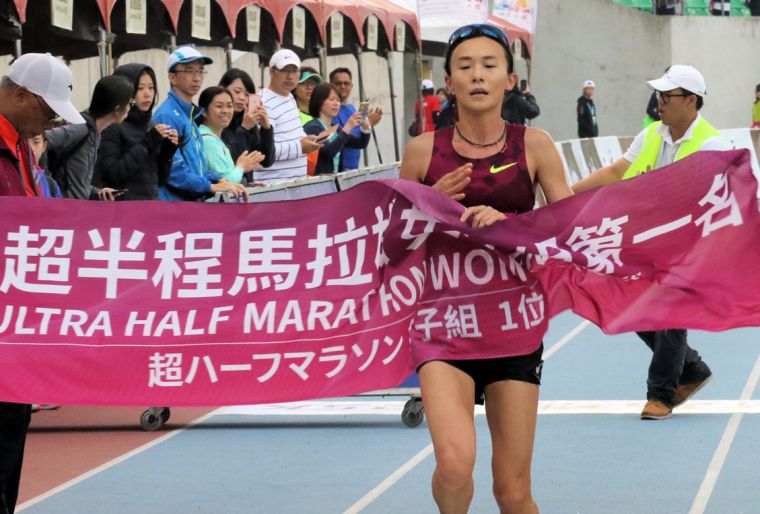女子組超半程25公里組由臺灣選手謝千鶴奪得 第一。高雄市政府運動發展局提供