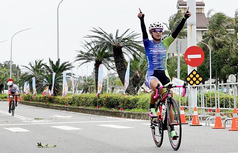 女子菁英選手黃亭茵最後衝次再度拿下后冠。中華民國自由車協會提供