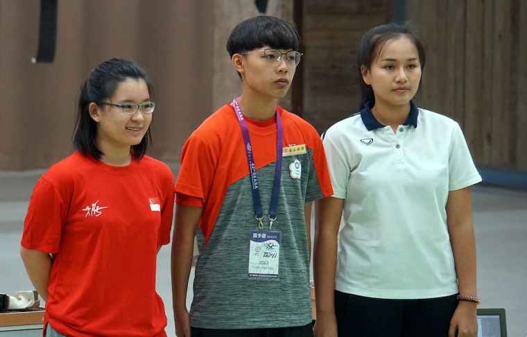 女子青少年10公尺空氣手槍由臺東體中的楊美芳(圖中)拿下生涯首面國際賽金牌。主辦單位提供