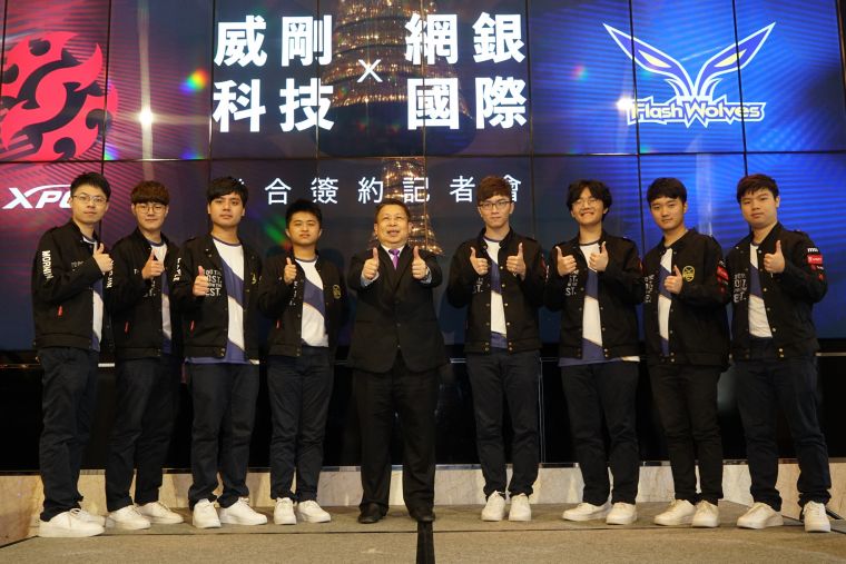 威剛科技董事長陳立白(中)積極扶植台灣電競團隊。