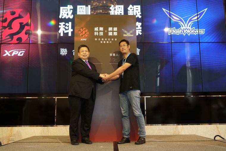威剛董事長陳立白(左)與網銀國際營運長施書凱共同簽訂結盟合約。