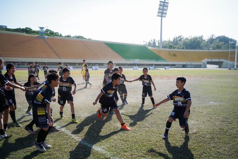 學童們透過遊戲學習足球。BE HEROES提供