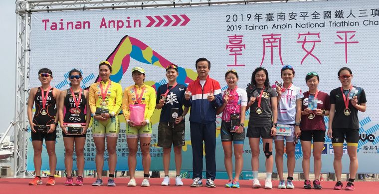安平鐵人賽女子組頒獎。中華民國鐵人三項協會提供