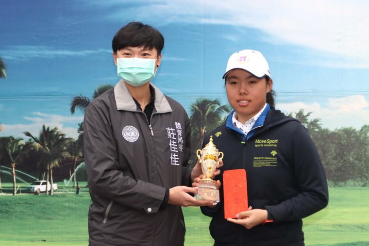 安禾佑（右）獲得桃園高爾夫扶輪社公益盃青少年精英邀請賽總桿冠軍，左頒獎人桃園市體育局長莊佳佳。大會提供