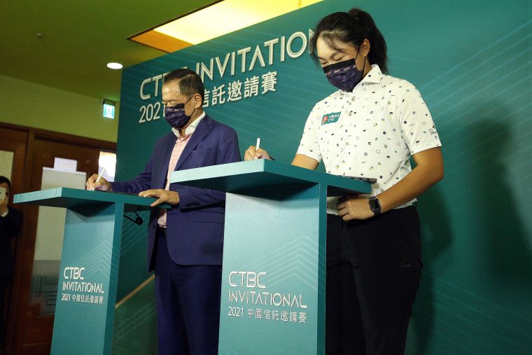 安禾佑（右）簽約儀式，左為中國信託銀行董事長利明献。官方提供