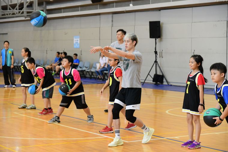 富邦勇士隊林書緯向孩子們示範打籃球的動作。大會提供