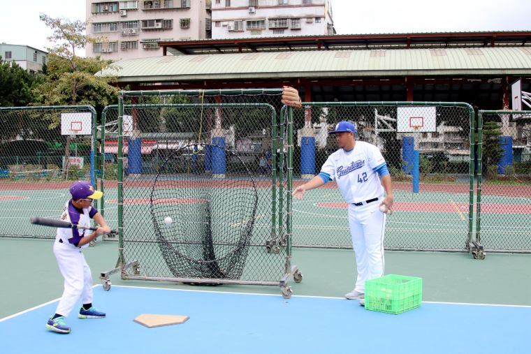 富邦悍將蔣智賢親自指導少棒球隊打擊技巧。