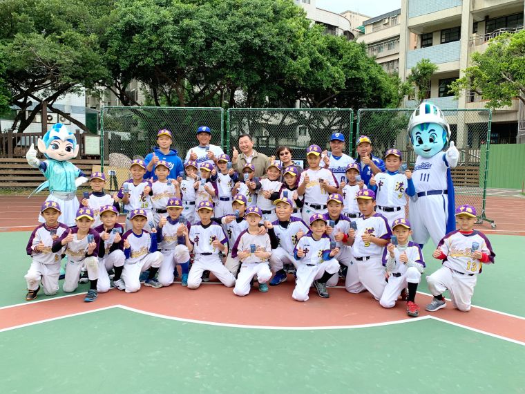 富邦悍將透過「悍你上學趣」活動前進中港國小與少棒球員互動。