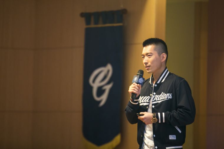 富邦悍將領隊蔡承儒親自介紹今年球場硬體更新與主題日等行銷活動。