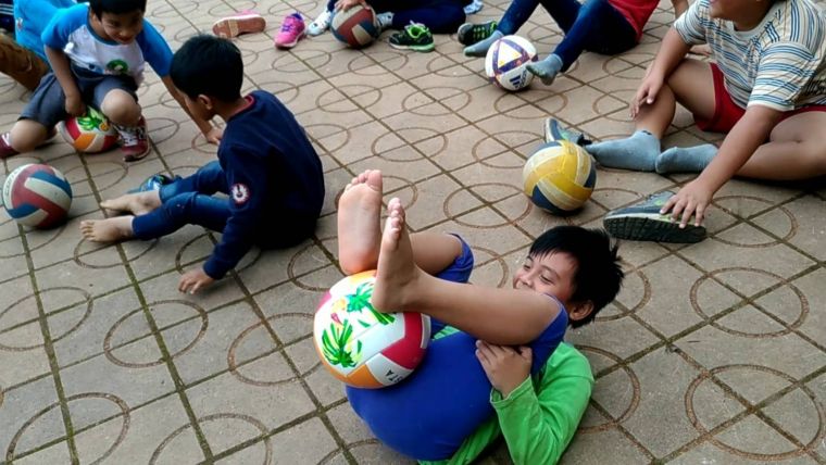 寶山國小學生認真練習花式足球。DJC團隊提供
