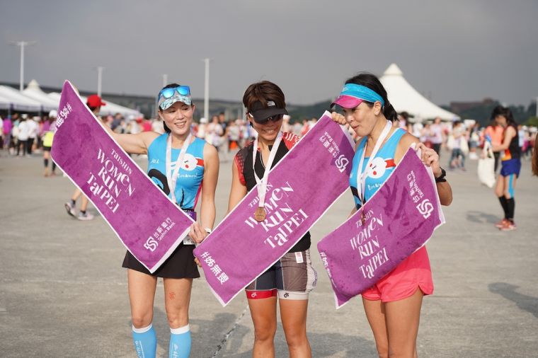 對參加2019 Taishin Women Run Taipei的跑者來說，胸前掛著施華洛世奇®水晶點綴玫瑰獎牌以及手中的毛巾，都是完賽的證明，是女孩們值得收藏的回憶。中華民國路跑協會提供