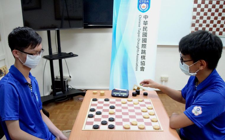李偉濠(左)原為西洋棋好手與洪振庭均轉戰國際跳棋。高雄市體育總會國際跳棋委員會提供