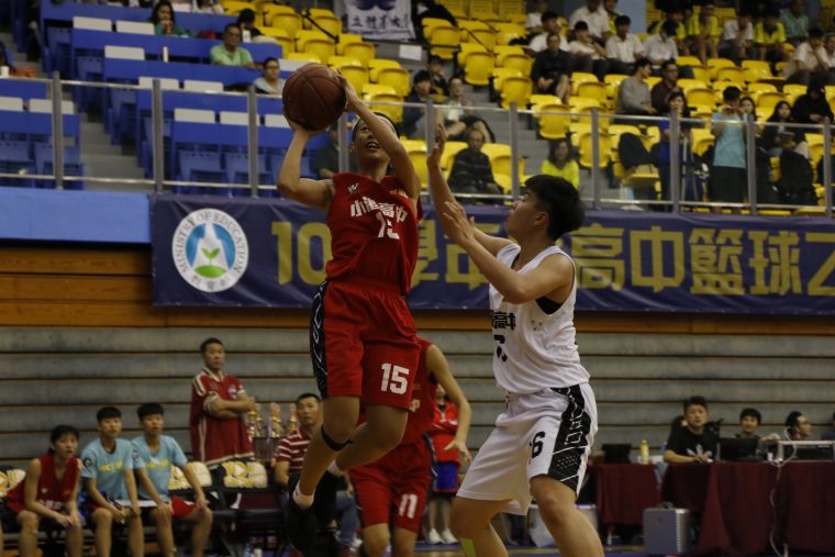 小港高三蔡郁馨攻下22分外帶籃板「雙十」有MVP級演出。