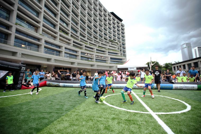 小球員在松菸文創園區廣場前享受踢球樂趣。官方提供