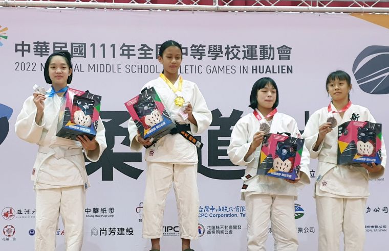 屏東枋寮高中選手杜瑀恩（左2），締創全中運國女組第四量級個人生涯金牌二連霸。花蓮縣政府提供