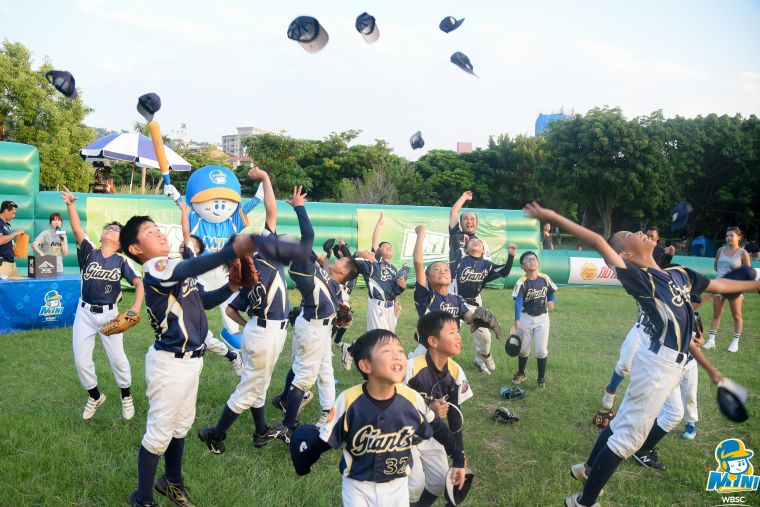 巨人少棒隊獲得夏季大會挑戰賽U-10組冠軍。