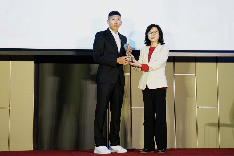 年度最佳男子球員_吳俊青(左)_頒獎者教育部體育署戴琬琳專門委員(右)。 大會提供