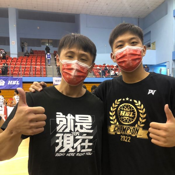 建中教練張學坤（左）與愛將新科籃板王、首冠關鍵人物郭嘉安。大會提供