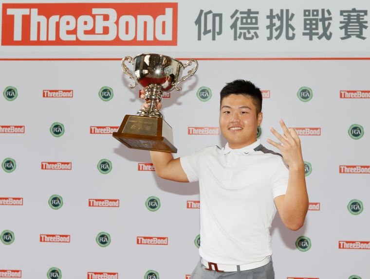 張修齊贏得個人第三座挑戰賽冠軍獎盃。葉勇宏攝