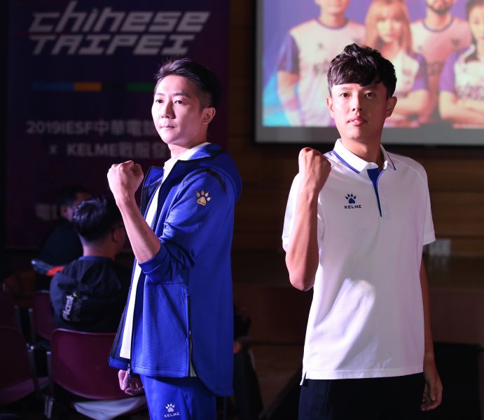 中華電競代表隊，其中洪偲猛(右1)是足球員出生。李天助攝