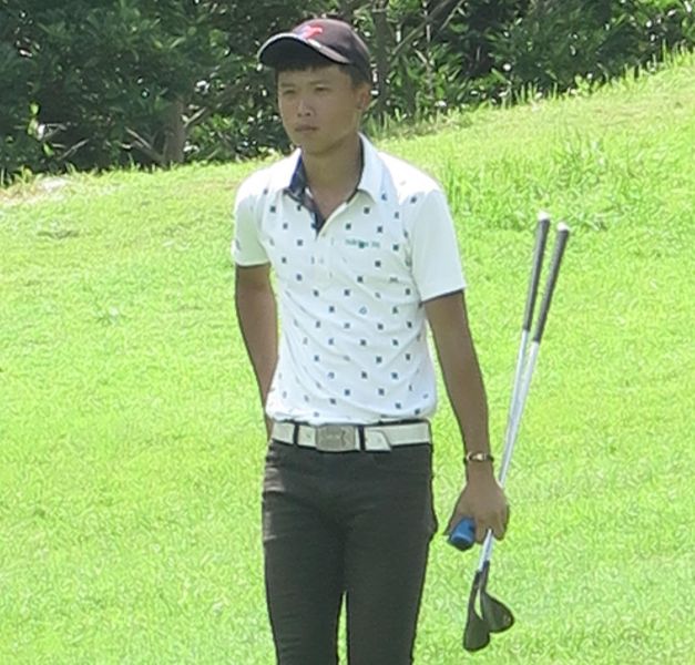 19歲、國立體育大學一年生徐嘉哲，繼昨天打出71桿單獨領先後，今天更出色，打出69桿(-3)，以兩回合總桿140桿(-4)贏得業餘組冠軍。