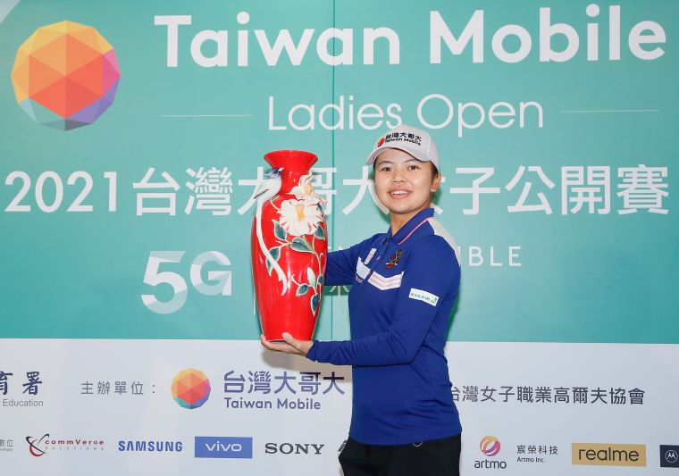 徐薇淩今年終於補上「臨門一腳」，首次在台灣大哥大女子公開賽稱后，賽後開心地捧起冠軍獎盃。大會提供