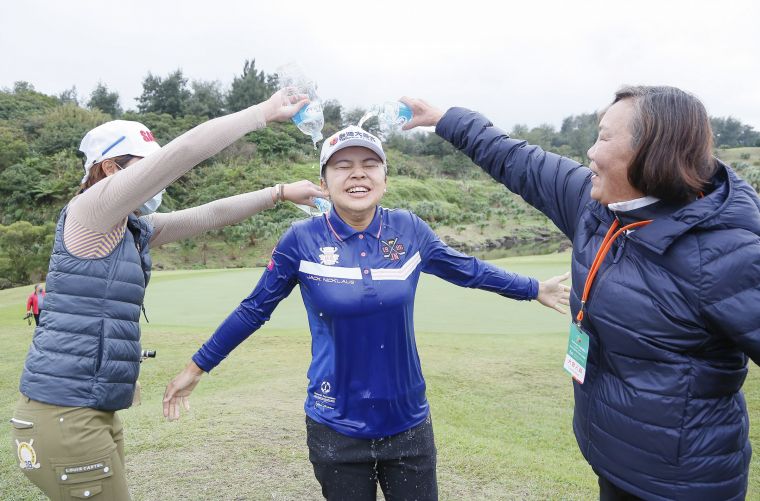 徐薇淩冠軍到手後，TLPGA理事長劉依貞(右)與另一名選手對她潑水祝賀。大會提供