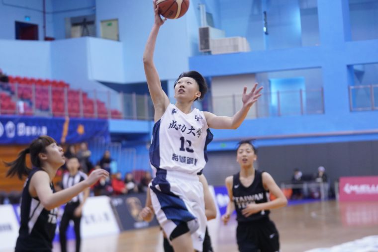 成功大學陳亭安攻下27分、17籃板、11抄截，完成大三元。