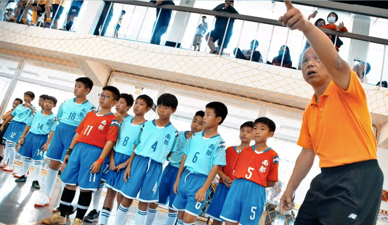 中華民國五人制足球協會教練張兆祿到場指導五人制基本觀念。大會提供
