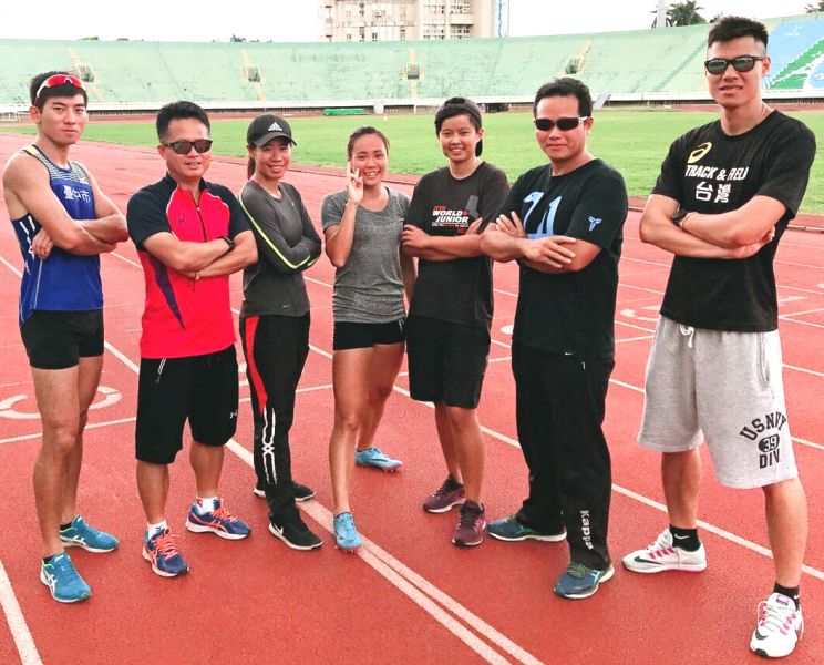 打破澳門女子兩百公尺紀錄的呂艷蘭(中)，亞運前到台灣特訓一個半月，和短跑名師黃春榮(左二)的訓練團隊帥氣合影。黃春榮／提供。