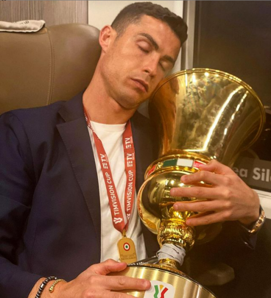 C.羅抱著義大利盃冠軍盃睡著。摘自C.羅IG