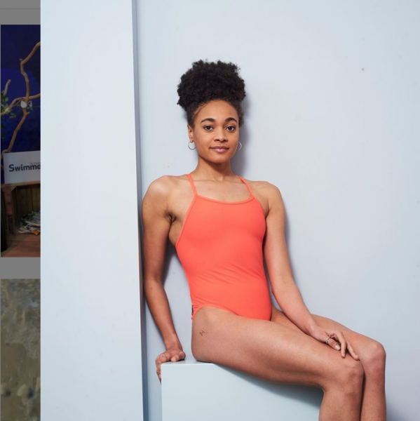 英國首位黑人游泳東奧選手迪琳的蓬鬆頭髮一般泳帽也恐怕戴不下。摘自迪琳IG