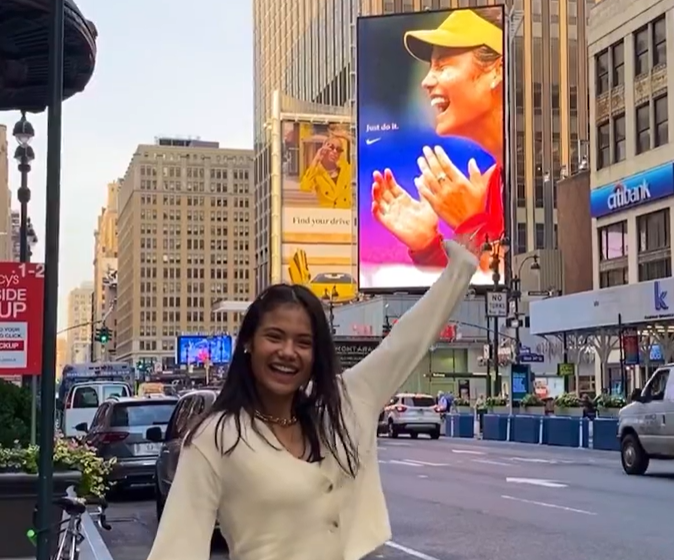 拉杜卡努開心在紐約街頭看到她的大幅廣告。摘自拉杜卡努IG