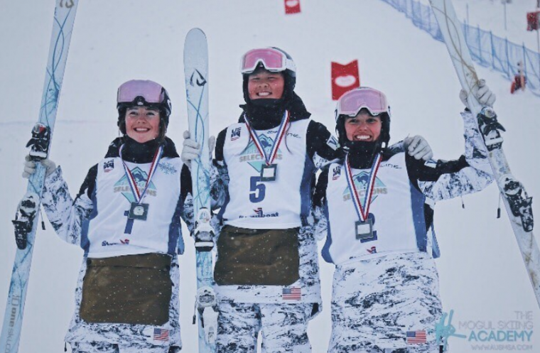 歐文絲(中)參加北京冬奧女子自由式滑雪。摘自歐文絲IG