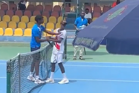 在迦納舉辦的青少年網賽，落敗的球員竟然直接搧對方耳光。摘自推特