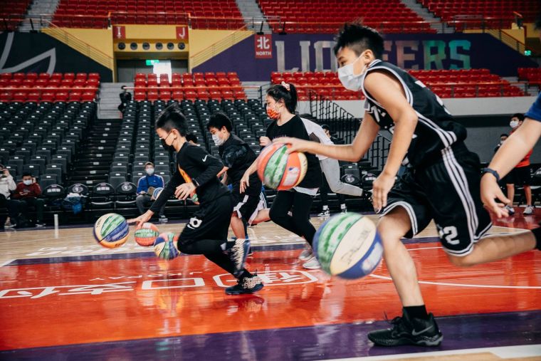 攻城獅球團開設青少年隊、成人籃球訓練班 全力推廣基層籃球。官方提供