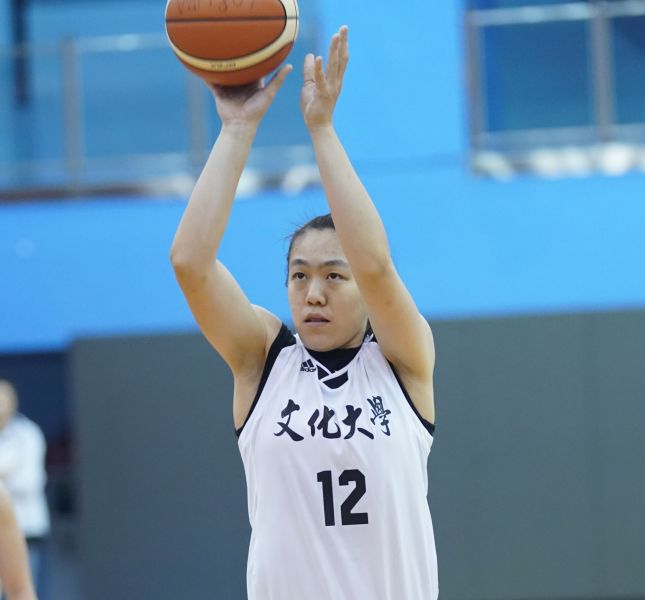 文化蘇怡菁攻下19分、20籃板含9個進攻籃板。