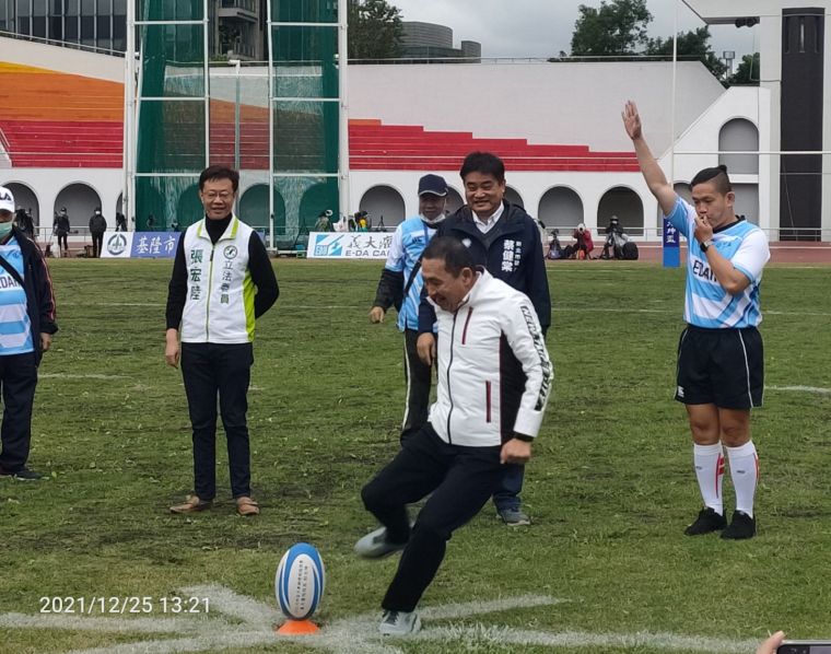 新北市長侯友宜受邀出席元坤盃橄欖球賽開幕，並且下場開球展現球技。大會提供