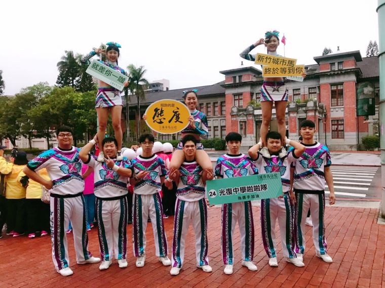 新竹光復中學啦啦隊賽道上為選手加油。