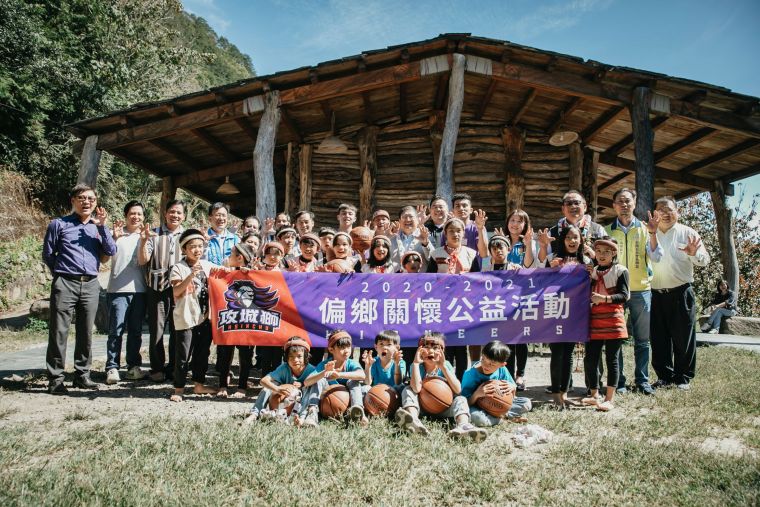 新竹攻城獅球團捐贈球隊物資 鼓勵偏鄉孩童開心打籃球。官方提供