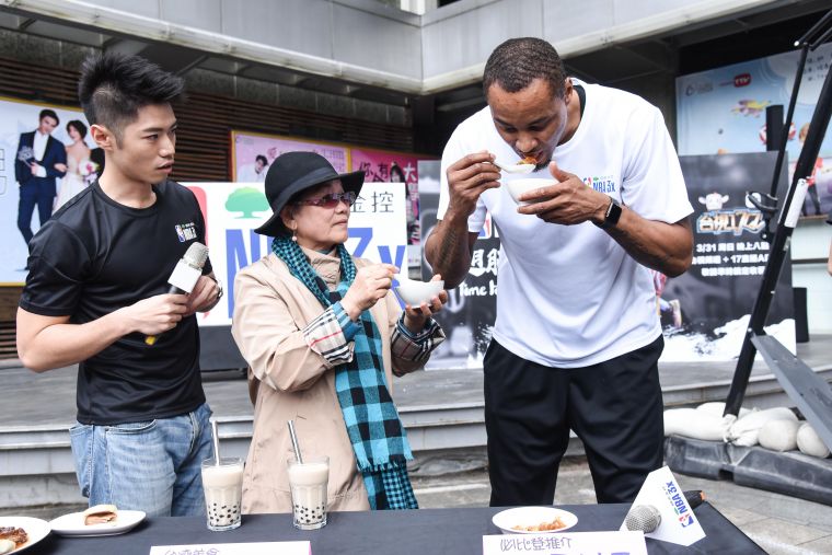 NBA 球星Rashard Lewis跟國泰金控的粉絲一同享用2019年台灣米其林必比登推介美食。