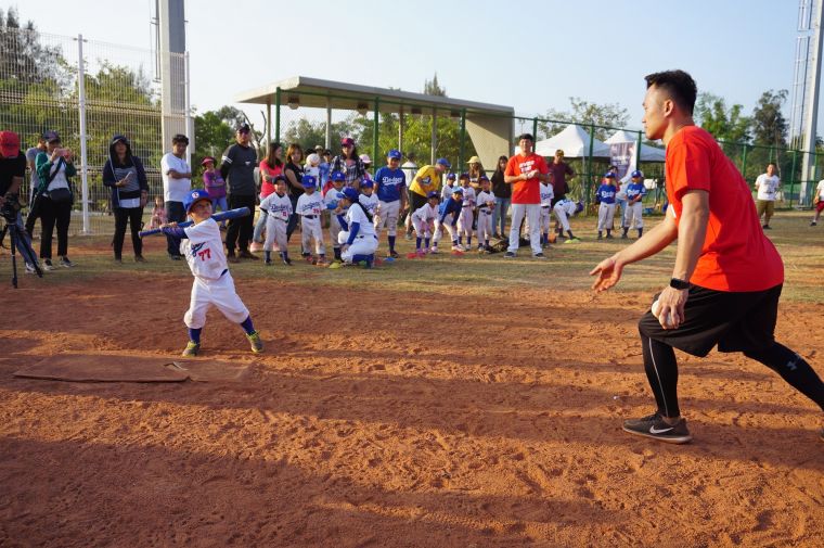 國泰世華與職棒球員工會共同舉辦「回饋列車」活動，讓更多孩子認識棒球 愛上運動。國泰世華提供