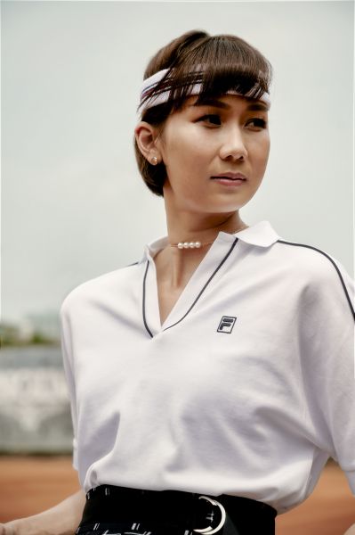 FILA垂墜感上衣也是經典的女性網球款式，與時尚結合轉化，簡單又耐看。官方提供