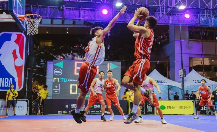 台灣年度最盛大激烈的三對三籃球賽事之一「國泰NBA3x」，即將於今年三月份起開放報名。圖為2018年「國泰NBA3x」總冠軍賽「魯肉飯」大戰「美芝堡早餐店」，雙方廝殺至最後一刻才由「魯肉飯」驚險拿下冠軍。